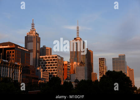 Le coucher de soleil sur les bâtiments de Melbourne Banque D'Images