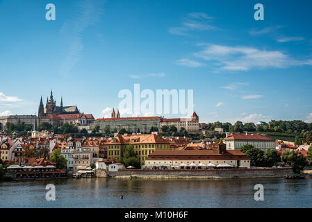 Prague, République tchèque - Le 18 août 2017 : vue panoramique du quartier de Mala Strana et le château de Prague sur la rivière Vltava, dans le centre historique de Prague Banque D'Images