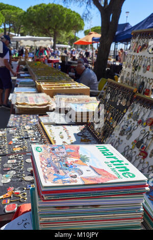 Marché aux puces en plein air à St Maxime, France Banque D'Images