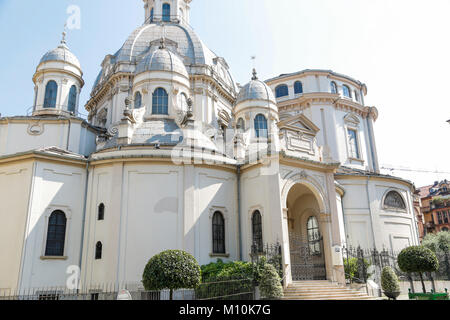 Turin, Piémont, Italie : Chiesa della Consolata et Piazza Savoia cadre historique de la ville-centre, dans une journée ensoleillée Banque D'Images