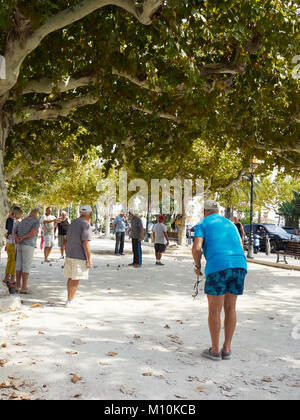 Les gens jouent à un jeu de boules dans Le Lavandou, France Banque D'Images