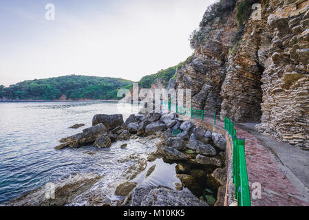 Chemin de la plage de Mogren se trouvent le long de falaise à Budva, ville sur la côte de la mer adriatique au Monténégro Banque D'Images