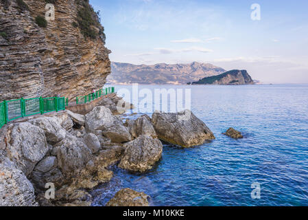 Chemin de la plage de Mogren se trouvent le long de falaise à Budva, ville sur la côte de la mer adriatique au Monténégro. Voir l'île de Sveti Nikola avec Banque D'Images