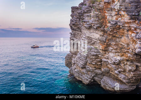 Falaise près de la plage de Mogren se trouvent dans la ville de Budva sur la côte de la mer adriatique au Monténégro Banque D'Images