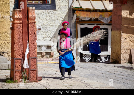 Shangri-La, Chine - 25 septembre 2017 : Les femmes nettoyer le Monastère de Songzanlin, construit en 1679, est le plus grand monastère du bouddhisme tibétain situé dans le Yunnan pr Banque D'Images