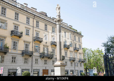 Turin, Piémont, Italie : Chiesa della Consolata et Piazza Savoia cadre historique de la ville-centre, dans une journée ensoleillée Banque D'Images