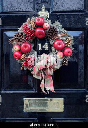 Couronne de Noël sur la porte de chambre au Quay Hill, Lymington, Hampshire, England UK Banque D'Images