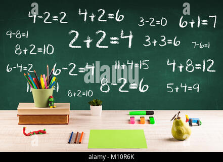Retourner à l'école avec tableau noir remplis de chiffres et d'un bureau étudiant très Banque D'Images