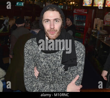 Hozier, Glen Hansard et l'effluve inscrivez-vous la veille de Noël traditionnel Busk à Dublin, Grafton Street, disposant d'Hozier : où : Dublin, Irlande Date : 24 Dec 2017 : Crédit Photos/WENN.com Brightspark Banque D'Images