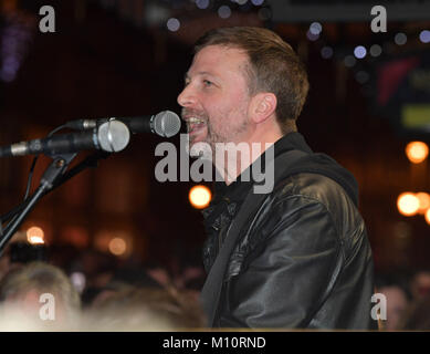 Hozier, Glen Hansard et l'effluve inscrivez-vous la veille de Noël traditionnel Busk à Dublin, Grafton Street salon comprend : Paul Noonan Où : Dublin, Irlande Date : 24 Dec 2017 : Crédit Photos/WENN.com Brightspark Banque D'Images