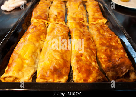 Strudel aux pommes dans la casserole. Banque D'Images