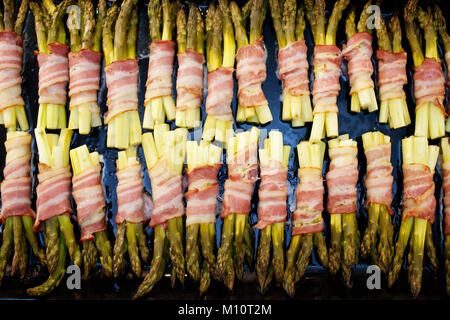 Asperges vertes grillées enrobé de bacon préparé au four Banque D'Images