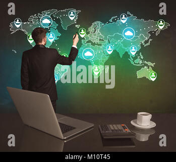 Un jeune responsable d'entreprise de travailler sur une stratégie commerciale mondiale et le dessin sur carte illustrée du monde concept Banque D'Images