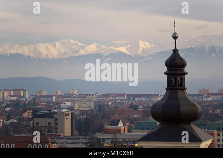 Avis de Sibiu et montagnes des Carpates en Roumanie Banque D'Images