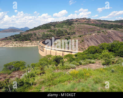 LAC MUTIRIKWWI, ZIMBABWE - 19 DÉCEMBRE 2017 : lac Mutirikwi (anciennement lac Kyle) et barrage Banque D'Images