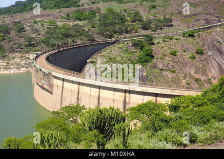 LAC MUTIRIKWWI, ZIMBABWE - 19 DÉCEMBRE 2017 : lac Mutirikwi (anciennement lac Kyle) et barrage Banque D'Images