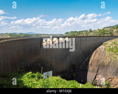 LAC MUTIRIKWWI, ZIMBABWE - 19 DÉCEMBRE 2017 : lac Mutirikwi (anciennement lac Kyle) et barrage Banque D'Images