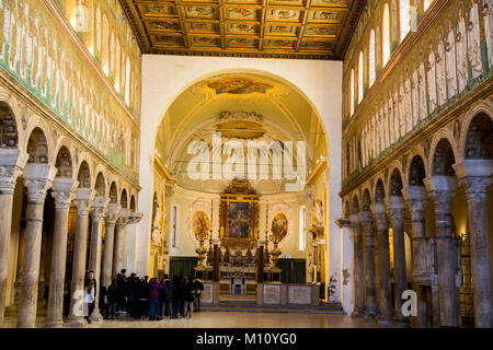 Vue vers l'absides dans basilique de Apollinare Nuovo à Ravenne en Italie Banque D'Images