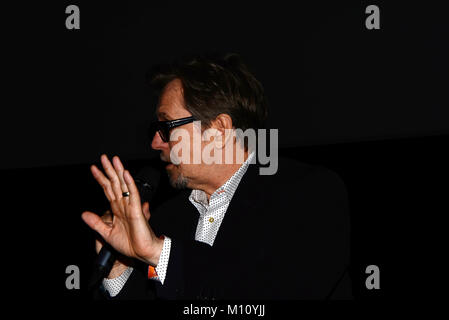 Décembre 7th, 2017 Paris - Gary Oldman et Joe Wright assister à l'heure la plus sombre du film premiere. Banque D'Images