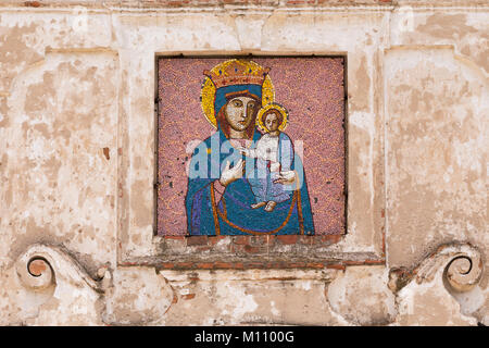 Yurovichi, région de Gomel (Bélarus). Icône - mosaïque de la Mère de Dieu sur le mur de l'Église et Collège des Jésuites. Banque D'Images