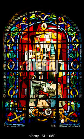 Paris, France. Église St Pierre de Montmartre. Vitrail de Max Ingrand : primauté de Saint Pierre Banque D'Images