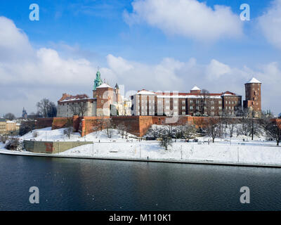 Cracovie, Pologne. Historique royal de Wawel, la cathédrale de style Renaissance avec Sigmund Chapelle au dôme doré et Vistule en hiver. Banque D'Images