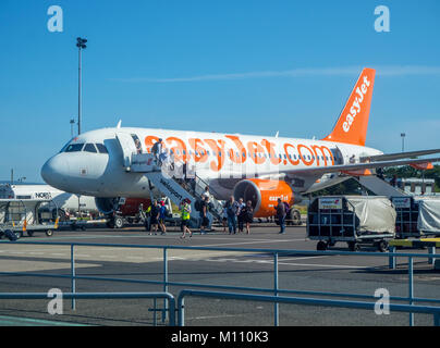 Belfast, Irlande du Nord, ROYAUME UNI - 18 juillet 2017 : Les passagers qui quittent l'avion EasyJet Airbus A320 sur l'aéroport international de Belfast. Banque D'Images