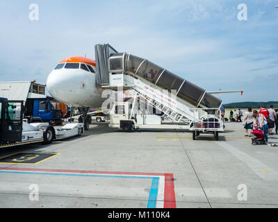 Cracovie, Pologne - 27 juin 2017 : véhicule d'escalier et les passagers à bord de l'airbus A320 sur l'avion de l'Aéroport International de Cracovie Balice Banque D'Images