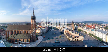 Panorama de l'antenne de la vieille ville de Cracovie, Pologne. Place du marché (Rynek), ancienne halle aux draps (Sukiennice), tour de ville, l'église Sainte Marie de Mariacki (). Banque D'Images