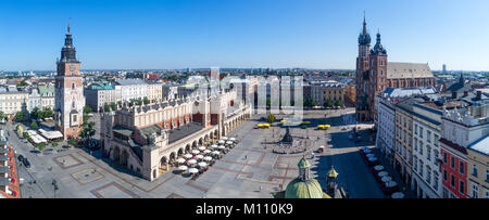 Vaste panorama de la vieille ville de Cracovie en Pologne avec Place du marché (Rynek), ancienne halle aux draps (Sukiennice), l'Hôtel de Ville, tour de l'église Mariacki (Sainte Marie) Banque D'Images