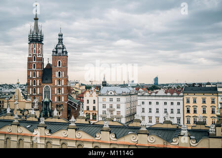 Cracovie vue panoramique avec l'église de Sainte Marie de l'hôtel de ville tower Banque D'Images