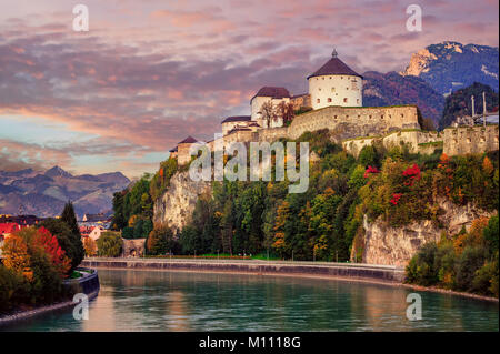 Kufstein, Vieille Ville et forteresse médiévale sur un rocher sur la rivière Inn, montagnes des Alpes, l'Autriche, de façon spectaculaire la lumière au coucher du soleil Banque D'Images