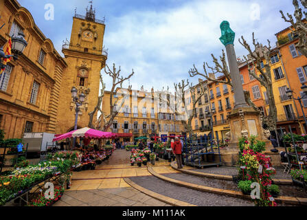 Aix-en-Provence, France - 21 avril : Le traditionnel marché aux fleurs dans la vieille ville d'Aix, le 21 avril 2016 à Aix-en-Provence, France Banque D'Images