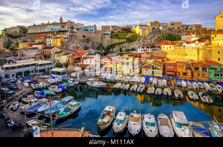 Port de pêche traditionnel Vallon des Auffes avec des maisons pittoresques et des bateaux, Marseille, France Banque D'Images