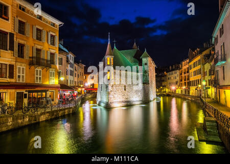 Vieille Ville historique d'Annecy avec Palais de l'Isle sur une île de la rivière, France, illuminé la nuit Banque D'Images