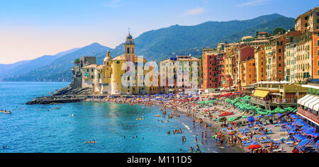 Vue panoramique de la vieille ville historique de Camogli et plage de sable fin sur la côte méditerranéenne à Camogli, Riviera Italienne, Italie Banque D'Images