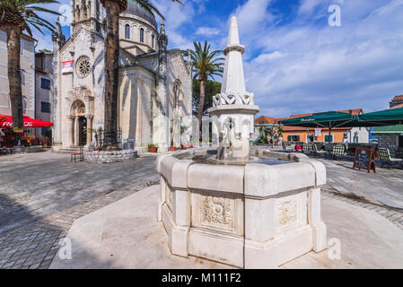 Fontaine en face de l'Église serbe orthodoxe de l'Archange Saint-Michel sur place Belavista sur la vieille ville de Herceg Novi, Monténégro ville Banque D'Images