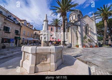 Fontaine en face de l'Église serbe orthodoxe de l'Archange Saint-Michel sur place Belavista sur la vieille ville de Herceg Novi, Monténégro ville Banque D'Images