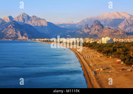 Plage de sable de Konyaalti et montagnes du Taurus dans la lumière du matin, Antalya, Turquie côte d'Ðoeediterranean Banque D'Images