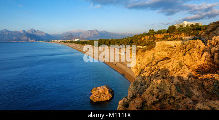 Plage de sable de Konyaalti à Antalya et les monts Taurus au sunrise, Turquie côte Ðoeediterranean Banque D'Images