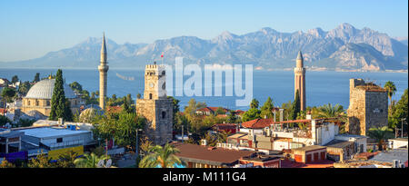 Vue panoramique de la vieille ville de Kaleici Antalya avec la tour de l'horloge, Minaret Yivli, Tekeli Mehmet Pasa mosque, Mer Méditerranée et les montagnes du Taurus Banque D'Images