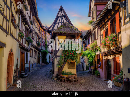 Arrêt colorés traditionnelles maisons à colombages dans la vieille ville d'Eguisheim sur des Vins d'Alsace, France Banque D'Images