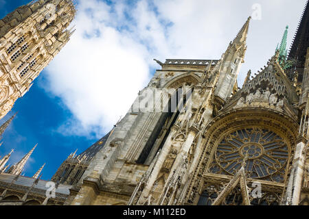 Tour et façade de la cathédrale Notre Dame à Rouen (France) Banque D'Images