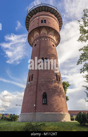 Ancien château d'eau avec pont d'observation pour les touristes à Gizycko ville en Warmian-Masurian Voïvodie de Pologne Banque D'Images