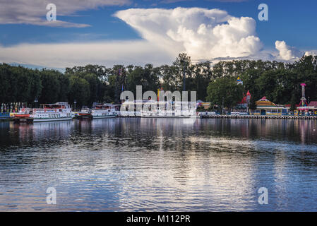 Vue de la jetée sur le port à Gizycko ville en Warmian-Masurian Voïvodie de Pologne Banque D'Images
