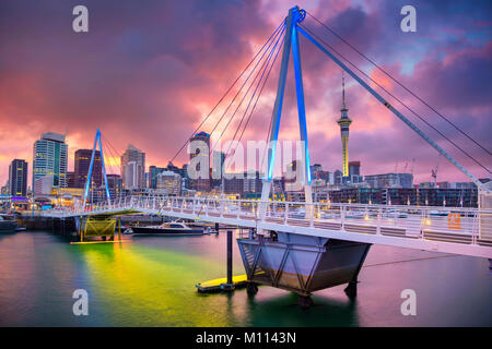 Auckland. Image de ville Auckland skyline, New Zealand pendant le lever du soleil. Banque D'Images