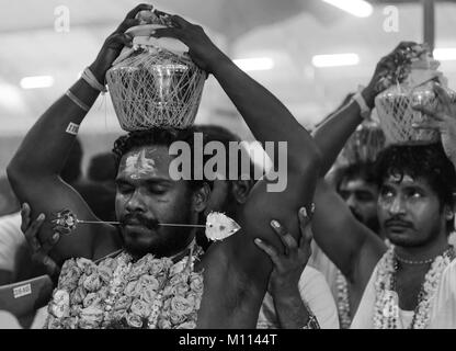 Singapour 2015 : passionnés d'Hindu obtenir percé dans leur bouche avec une aiguille et de transporter le lait pot pour le Seigneur Muruga lors des festival hindou Thaipusam Banque D'Images