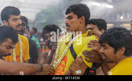 Singapour 2015 : passionnés d'Hindu obtenir percé dans leur bouche avec une aiguille et de transporter le lait pot pour le Seigneur Muruga lors des festival hindou Thaipusam Banque D'Images