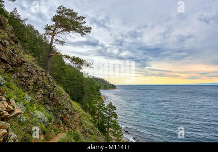 Matin de juillet sur le Lac Baïkal. Région d'Irkoutsk. La Russie Banque D'Images