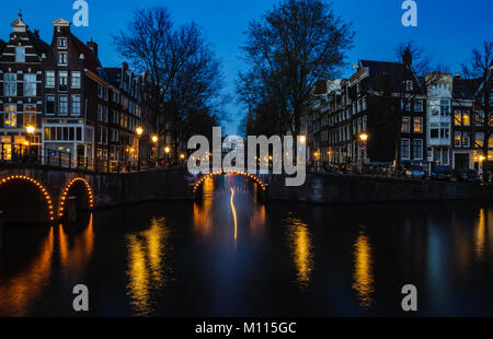 Coucher du soleil sur les ponts de la UNESCO World Heritage Canaux d'Amsterdam, Hollande Banque D'Images